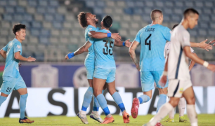 Nam Định vùi dập Shan United với hat-trick của Xuân Sơn