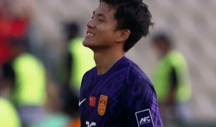 Li Hao thừa nhận diễn kịch với chai nước để hạ Uzbekistan