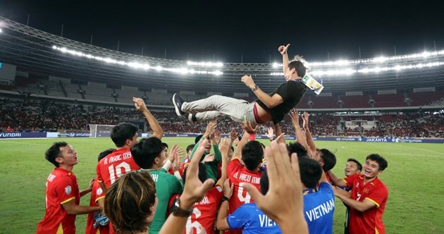 Báo Indonesia ngả mũ trước cú hat-trick danh hiệu của HLV Kim Sang-sik