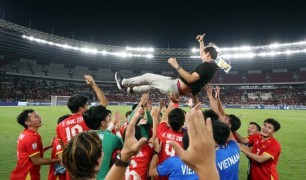 Báo Indonesia ngả mũ trước cú hat-trick danh hiệu của HLV Kim Sang-sik
