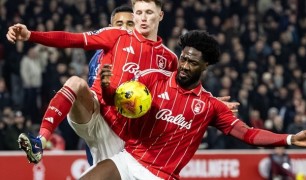 Arsenal hòa Nottingham Forest gây tranh cãi