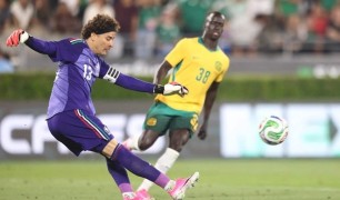 Guillermo Ochoa phá kỷ lục, dự kỳ World Cup thứ 6