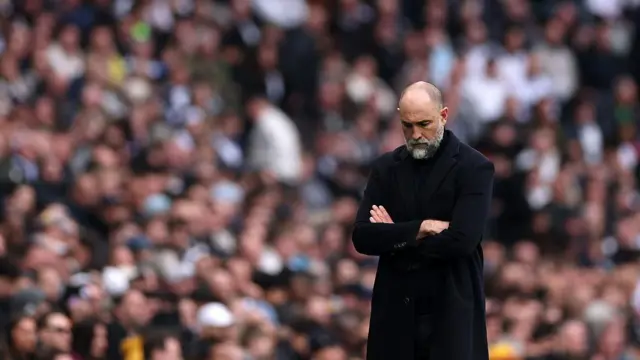 Tottenham chìm trong khủng hoảng với cuộc chiến trụ hạng