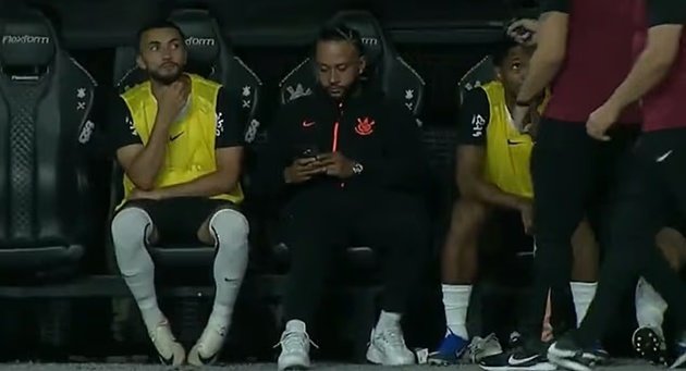 Depay đối mặt án treo giò 6 trận vì dùng điện thoại