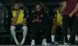 Depay đối mặt án treo giò 6 trận vì dùng điện thoại