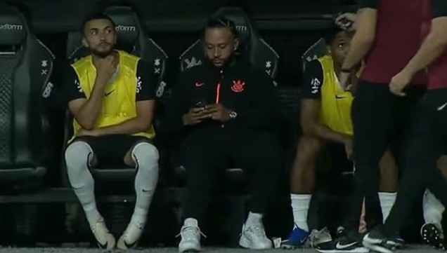 Depay đối mặt án treo giò 6 trận vì dùng điện thoại