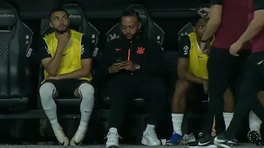 Depay đối mặt án treo giò 6 trận vì dùng điện thoại