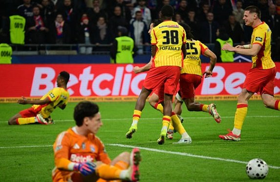 Lens hạ Lyon trên chấm luân lưu sau màn rượt đuổi kịch tính