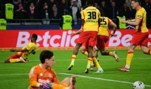 Lens hạ Lyon trên chấm luân lưu sau màn rượt đuổi kịch tính