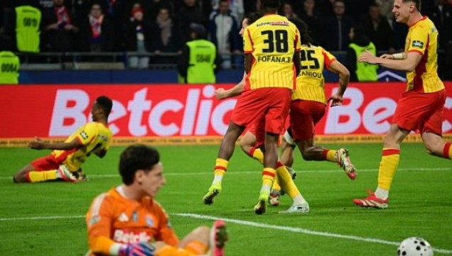 Lens hạ Lyon trên chấm luân lưu sau màn rượt đuổi kịch tính