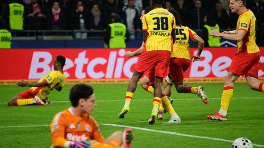 Lens hạ Lyon trên chấm luân lưu sau màn rượt đuổi kịch tính