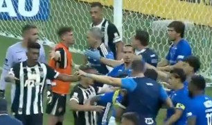 Derby Brazil lập kỷ lục thế giới với 23 thẻ đỏ