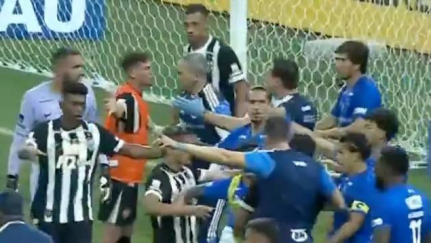 Derby Brazil lập kỷ lục thế giới với 23 thẻ đỏ