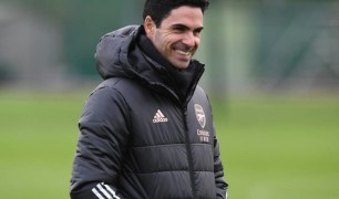Arsenal và Liverpool tranh trung vệ 19 tuổi