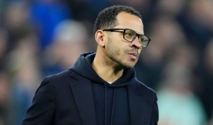 Chuyên gia kêu gọi Chelsea sa thải Rosenior ngay lập tức