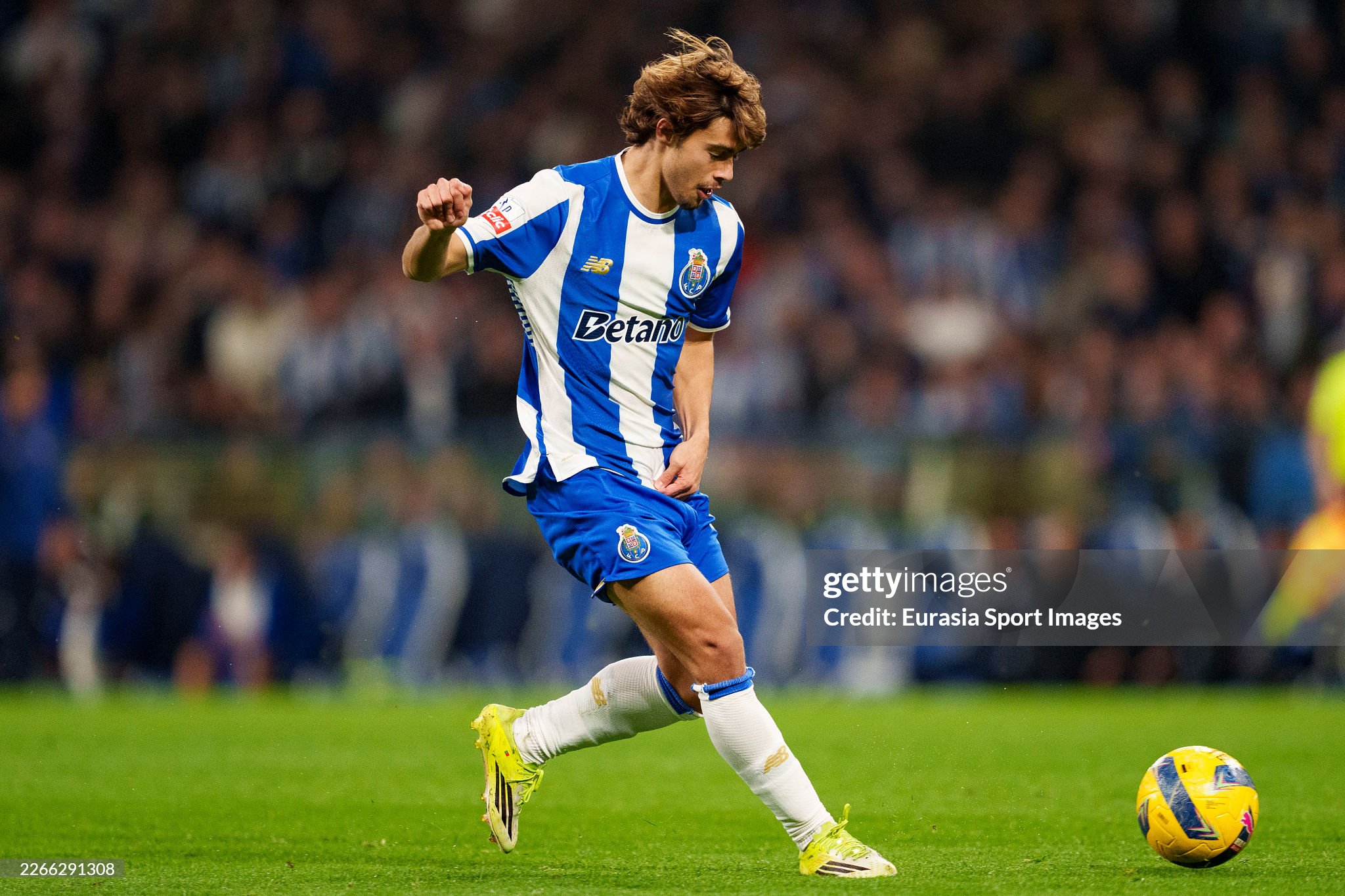 Rodrigo Mora gây sốt khắp châu Âu