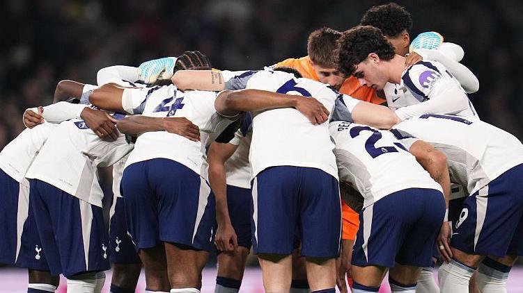Ai chịu trách nhiệm cho khủng hoảng tại Tottenham?