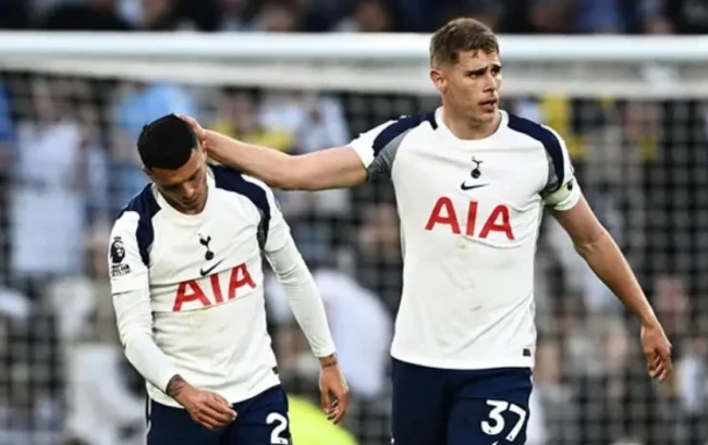 Tottenham và West Ham cạnh tranh quyết liệt để trụ hạng Ngoại hạng Anh