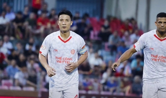 Tiến Dũng lập cú đúp cho Viettel.