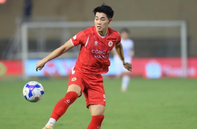 HLV Polking khen ngợi Đình Bắc sau chiến thắng của CAHN trước Nam Định 3-2