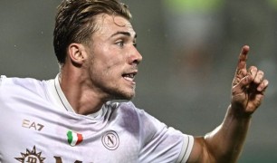 MU bán Hojlund cho Napoli nhận 44 triệu euro để đón Ederson