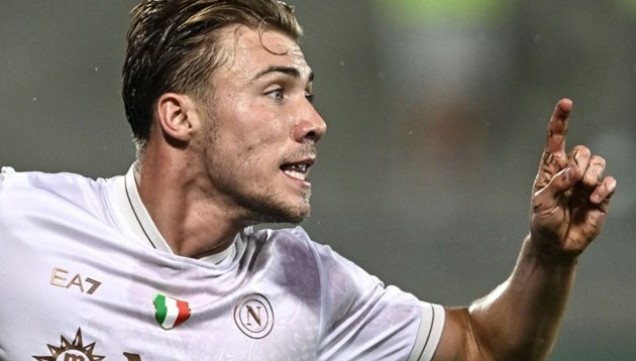 MU bán Hojlund cho Napoli nhận 44 triệu euro để đón Ederson