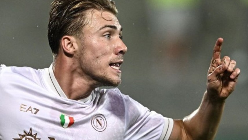 MU bán Hojlund cho Napoli nhận 44 triệu euro để đón Ederson